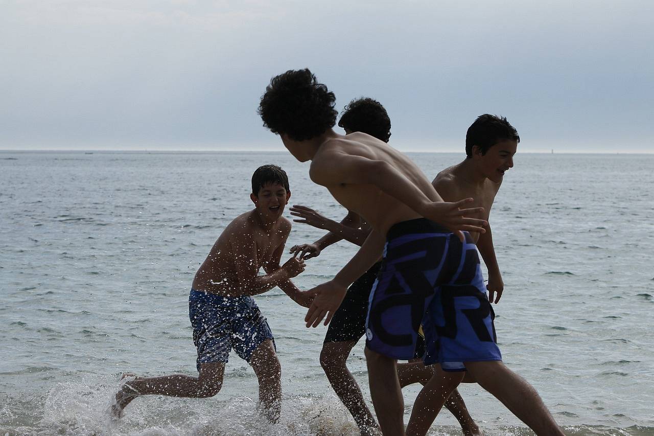 Dzieciaki spędzają czas na obozie nad morzem